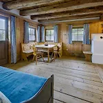 Almdorf Hochlienz, Alm 30